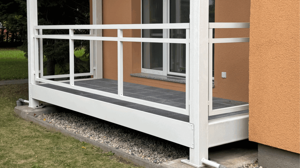 Balkon Metall mit Steinfliese